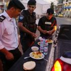 افراد من الشرطة يتناولون افطارهم وسط رام الله