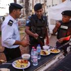 افراد من الشرطة يتناولون افطارهم وسط رام الله