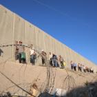 بالصور: حاجز قلنديا صباح الجمعة الأخيرة من شهر رمضان