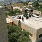 بالصور: قوات الاحتلال تقتحم منزل شهيد في القدس