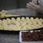 استقبال العيد بالحلوى المفضلة.. 