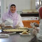 استقبال العيد بالحلوى المفضلة.. 