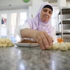 استقبال العيد بالحلوى المفضلة.. 