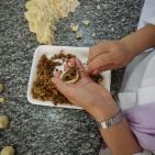 استقبال العيد بالحلوى المفضلة.. 