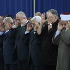 الرئيس يؤدي صلاة العيد ويضع الزهور على قبر الشهيد عرفات