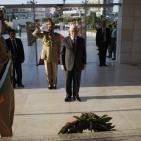 الرئيس يؤدي صلاة العيد ويضع الزهور على قبر الشهيد عرفات