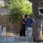 أهالي الشهداء وموتى المسلمين يزورون المقابر في العيد