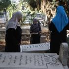 أهالي الشهداء وموتى المسلمين يزورون المقابر في العيد