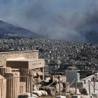 غضب الطبيعة يشعل النيران بالغابات اليونانية