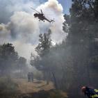 غضب الطبيعة يشعل النيران بالغابات اليونانية