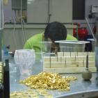 بالصور.. كيف يعامل الذهب في القانون الفلسطيني، وهل يدخل بطرق شرعية أم 