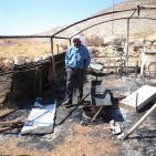 بالصور: مستوطنون يحرقون خيمة في عين سامية شرقي كفر مالك في رام الله والبيرة