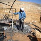 بالصور: مستوطنون يحرقون خيمة في عين سامية شرقي كفر مالك في رام الله والبيرة