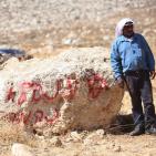 بالصور: مستوطنون يحرقون خيمة في عين سامية شرقي كفر مالك في رام الله والبيرة