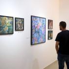 الفنان شفيق رضوان حاضر بلوحاته رغم منع الاحتلال قدومه ليفتتح معرضه