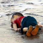 طفل سوري يغرق في بحر المتوسط والعالم العربي يغرق بدمه