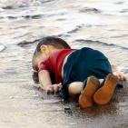 الصور التي تم تداولها على مواقع التواصل الإجتماعي حول الطفل السوري الغريق