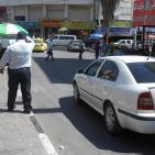 بالصور: المركبات الخاصة تعمل أمام شرطة المرور دون مساءلة في الخليل