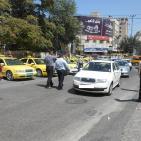 بالصور: المركبات الخاصة تعمل أمام شرطة المرور دون مساءلة في الخليل