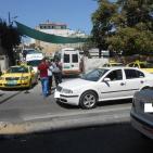 بالصور: المركبات الخاصة تعمل أمام شرطة المرور دون مساءلة في الخليل