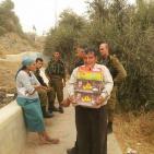 نورا نصار مديره مدرسة قرطبه في البلدة القديمه في مدينة الخليل والاسرة التربوية تدخل المواد الغذائيه للطلبة رغم انف المستوطنيين