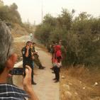 نورا نصار مديره مدرسة قرطبه في البلدة القديمه في مدينة الخليل والاسرة التربوية تدخل المواد الغذائيه للطلبة رغم انف المستوطنيين