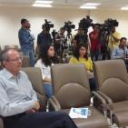 رئيس جامعة بيرزيت يعقد مؤتمرا صحفيا في الجامعة