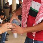 القطب الديمقراطي في الخليل يوزع الماء والملح تضامنا مع الأسرى المضربين
