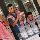 القطب الديمقراطي في الخليل يوزع الماء والملح تضامنا مع الأسرى المضربين