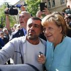 ميركل تتصور سلفي مع اللاجئين السوريين خلال زيارتها لهم