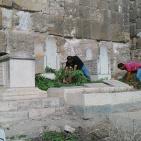 شباب سلوان في القدس المحتلة  ينظفون مقبرة باب الرحمة