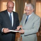 الطيب البكوش وزير الخارجيه التونسي يستقبل سفير  فلسطين سلمان الهرفي  بمناسبة انتهاء مهامه بتونس