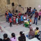 الساحر  مع الاطفال  في سوق الحرجة في رام الله