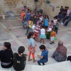 الساحر  مع الاطفال  في سوق الحرجة في رام الله