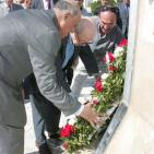 فاروق القدومي  وسلمان الهرفي يضعون اكاليل الزهور على  اضرحة شهداء حمام الشط بتونس