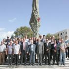 فاروق القدومي  وسلمان الهرفي يضعون اكاليل الزهور على  اضرحة شهداء حمام الشط بتونس