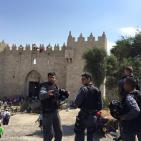 رفع علم فلسطين على اسوار البلدة القديمة