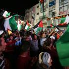 مواطنون يتابعون خطاب الرئيس وسط مدينة رام الله