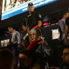 مواطنون يتابعون خطاب الرئيس وسط مدينة رام الله