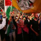 مواطنون يتابعون خطاب الرئيس وسط مدينة رام الله