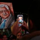 مواطنون يتابعون خطاب الرئيس وسط مدينة رام الله