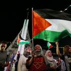 مواطنون يتابعون خطاب الرئيس وسط مدينة رام الله