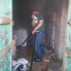 اشتعال النيران في منزل خلال المواجهات مع الاحتلال بالخليل