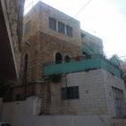 اشتعال النيران في منزل خلال المواجهات مع الاحتلال بالخليل