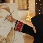 بالصور.. أول فنانة فلسطينية تٌبدع الرسم بـ