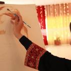 بالصور.. أول فنانة فلسطينية تٌبدع الرسم بـ