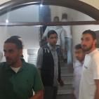 مواطنون يتجمعون في منزل الشهيد حلبي خشية من اقدام الاحتلال على هدمه