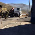 بالصور: الاحتلال يغلق مدخل قرية سنجل بالمكعبات الاسمنتية