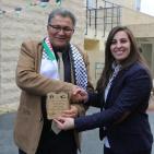 جامعة القدس تجسد الوحدة الوطنية والدينية في شجرة الميلاد