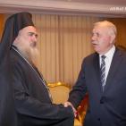 المطران عطا الله حنا خلال زيارته مؤتمر عن القدس في مدينة القاهرة